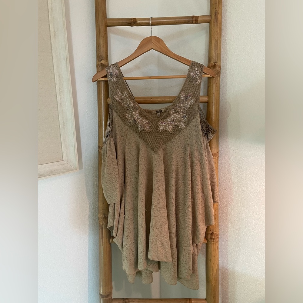 BKE GIMMICKS Cold shoulder top